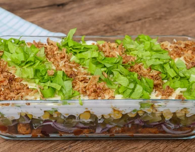 Miniatura: Warstwowa sałatka z kurczakiem. Pyszna,...