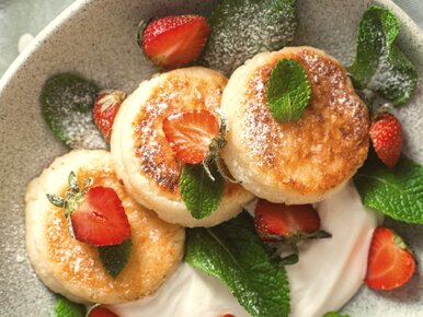 Miniatura: Rozgniatam twaróg i dodaję 2 składniki. Te...