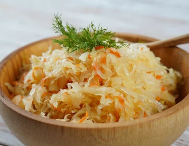 Miniatura: Do surówki z kiszonej kapusty dorzucam...