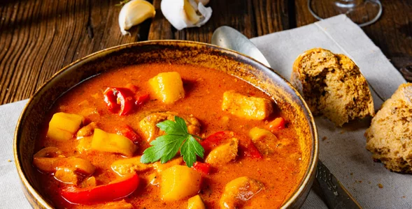 Miniatura: Wrzucam mięso do garnka i zalewam...