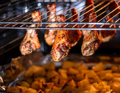 Miniatura: Zawieszam pałki kurczaka nad ziemniakami....