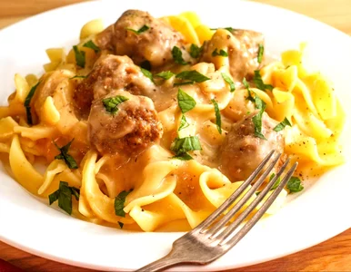 Miniatura: Do sosu z dwóch serów wkładam pulpety. Z...