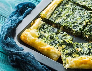 Miniatura: Smaruję spód ciasta czymś ze słoika. Tarta...