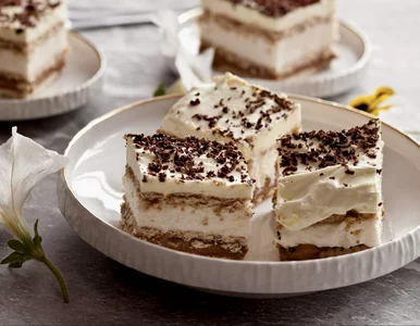 Miniatura: Zwykłe herbatniki i trzy kremowe warstwy....