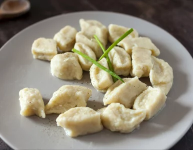 Miniatura: Do ciasta na kopytka wsypuję 2-3 łyżki....