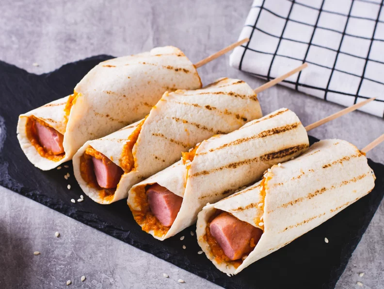 Miniatura: Zawijam parówki w tortillę i smażę chwilę...