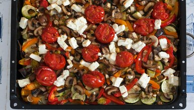 Miniatura: Kroję, wsypuję na blachę i do piekarnika....