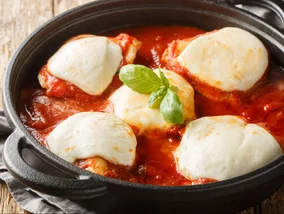 Miniatura: Duszę kurczaka w sosie i kładę mozzarellę....