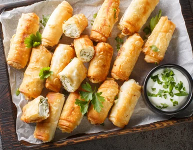 Miniatura: Gotowe ciasto nadziewam prostym farszem....