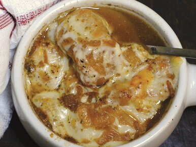 Miniatura: Karmelizuję cebulę i zapiekam zupę z...