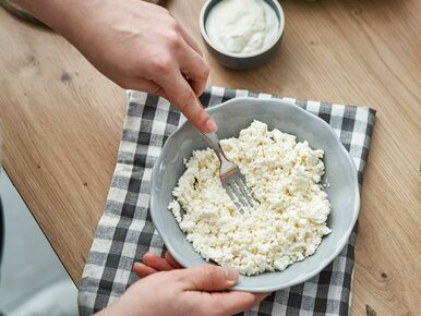 Miniatura: Rozgniatam twaróg i mieszam z trzema...