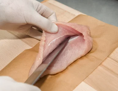 Miniatura: Nacinam pierś kurczaka i dodaję dwa...