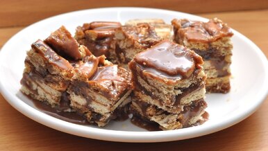 Miniatura: Łamię herbatniki i łączę ze słodką masą....