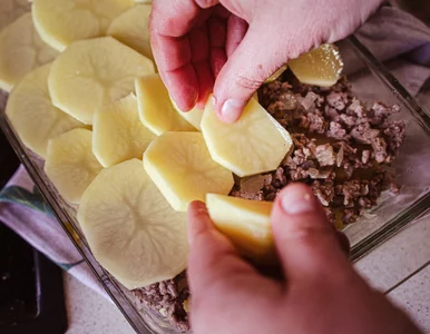 Miniatura: Wrzucam mięso i ziemniaki do jednego...