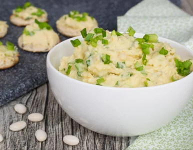 Miniatura: Łączę jajka i produkt z puszki. Ta pasta...