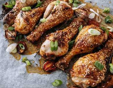 Miniatura: Wrzucam na blachę pałki z kurczaka i...