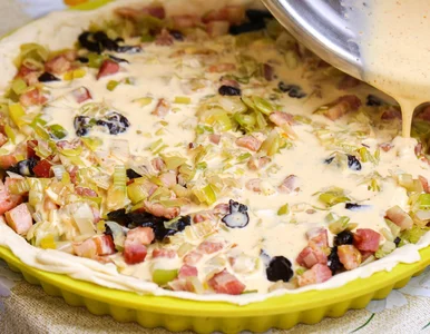 Miniatura: Na gotowe ciasto kładę parę składników i...