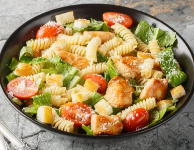 Miniatura: Ta sałatka z kurczakiem jest lekka i...