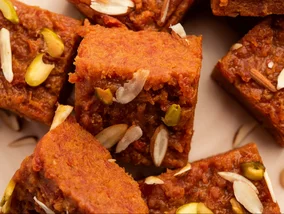 Miniatura: Ścieram marchewkę i gotuję 
z mlekiem....