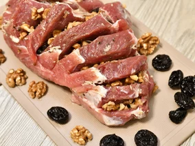 Miniatura: Nacinam karkówkę i wciskam dwa składniki....