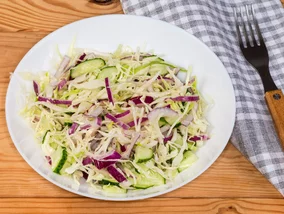 Miniatura: Surówka z taniego warzywa to klasyka....