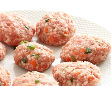 Miniatura: Do mielonych dodaję dwa warzywa. Są...