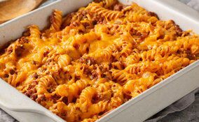 Miniatura: Wsyp surowy makaron, zalej bulionem i...