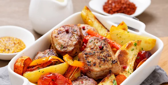 Miniatura: Mięso i warzywa wrzucam na jedną blachę....