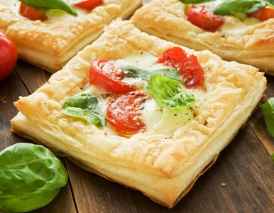 Miniatura: Kroję ciasto francuskie i piekę z dwoma...