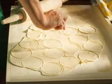 Miniatura: Z ciasta na pierogi wytnij koła i połóż na...
