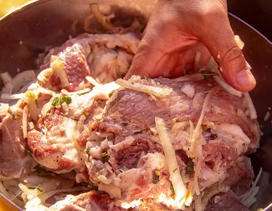 Miniatura: Zostawiam karkówkę w cebuli na noc. Rano...