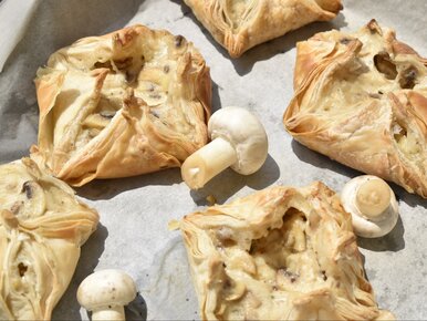 Miniatura: Weź pieczarki, żółty ser i gotowe ciasto....