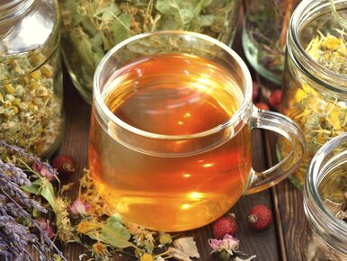 Miniatura: Wsypuję 2 zioła do kubka i dodaję plaster...