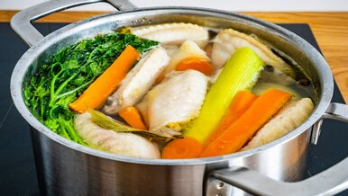 Miniatura: Do rosołu dorzucam mały kawałek....