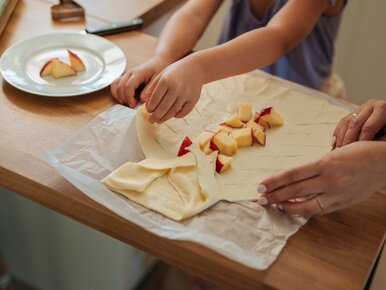 Miniatura: Z kilku jabłek i gotowego ciasta robię tę...