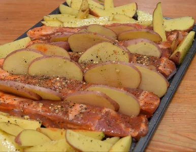 Miniatura: Przekładam plastry karkówki talarkami...