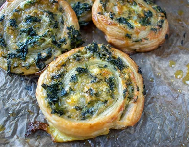 Miniatura: Na ciasto francuskie wykładam 3 składniki....