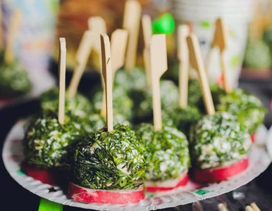 Miniatura: Dodaję to do twarogu i formuję kulki....