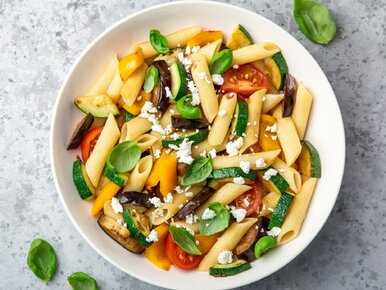 Miniatura: Makaron, grillowane warzywa i pożywny...