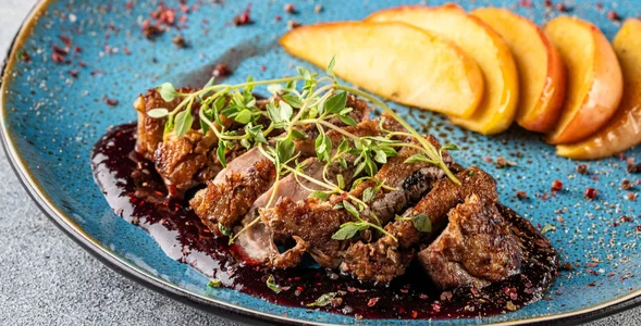 Miniatura: Duszę ją w jabłkach z majerankiem. To...