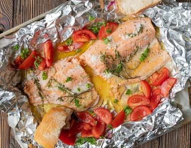 Miniatura: Zawijam łososia w folię i robię jedną...