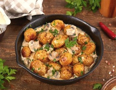 Miniatura: Wrzucam młode ziemniaki do piekarnika i...