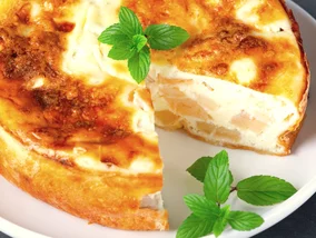 Miniatura: Ultrapuszysty sernik z jabłkami robi furorę