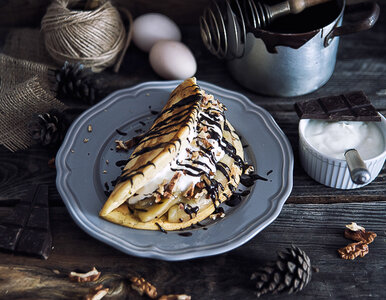 Omlet z mąki orkiszowej z karmelizowanymi bananami