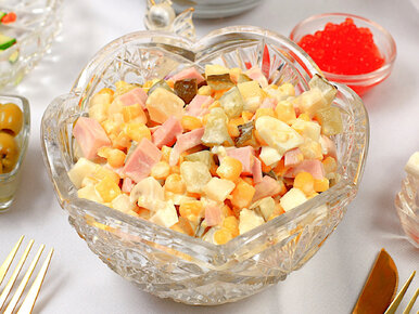 Miniatura: Do tej świątecznej sałatki biorę garnek,...