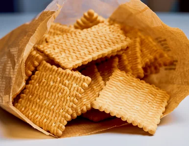 Miniatura: Kładę herbatniki i robię krem z 2...