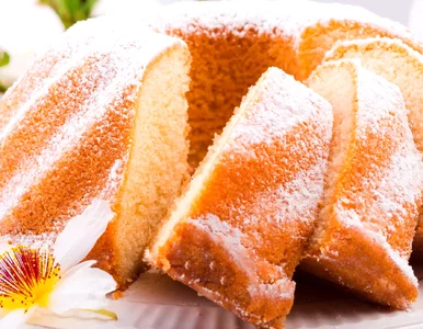 Miniatura: Odkręcam butelkę i wlewam do ciasta. Ta...