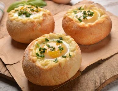 Miniatura: Wydrążam bułki, napełniam i wstawiam do...