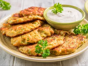 Miniatura: Do warzyw dodaję jeden składnik i smażę....