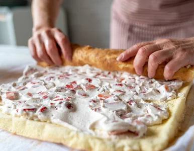 Miniatura: Zwijam biszkopt, prosty krem i truskawki....